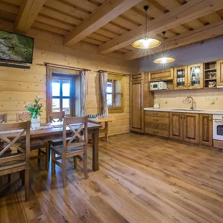 Drevenica U Stryka Vinca Σαλέ